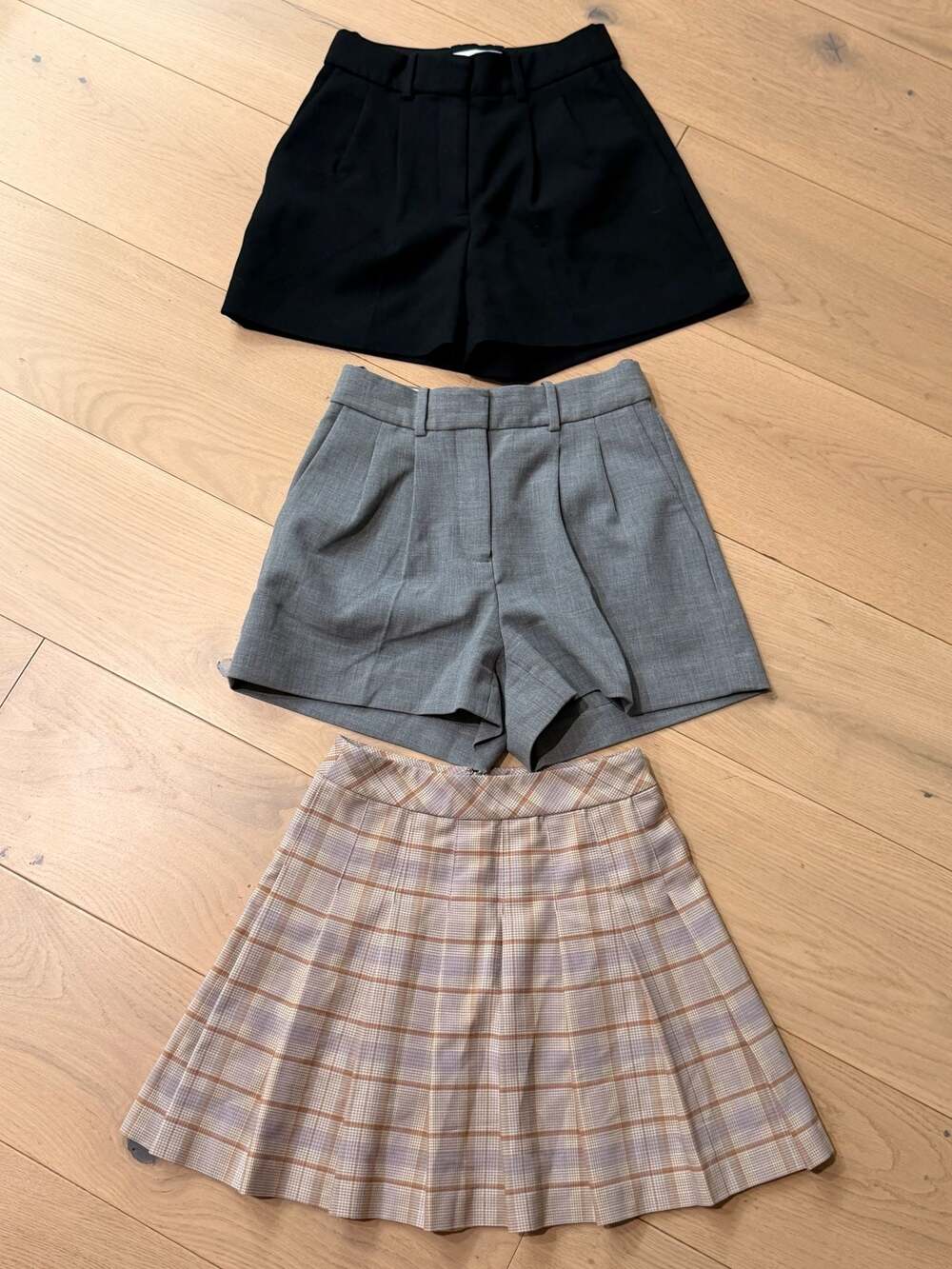 Aritzia Effortless Pleated High-Waisted Tailored Shorts Bundle (3-Piece) size 00